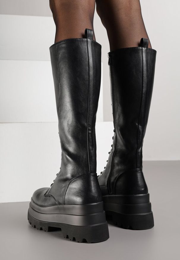 Renee - Czarne Kozaki na Platformie w Stylu Grunge Ozdobione Sznurowaniem Wiolara. Okazja: na co dzień. Kolor: czarny. Materiał: jeans. Wzór: aplikacja. Obcas: na platformie. Styl: klasyczny, casual