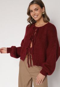 Born2be - Bordowy Kardigan Oversize z Wełną Zdobiony Kokardkami Eleathalie. Okazja: na co dzień. Typ kołnierza: kokarda. Kolor: czerwony. Materiał: wełna. Wzór: aplikacja. Styl: casual, elegancki #4