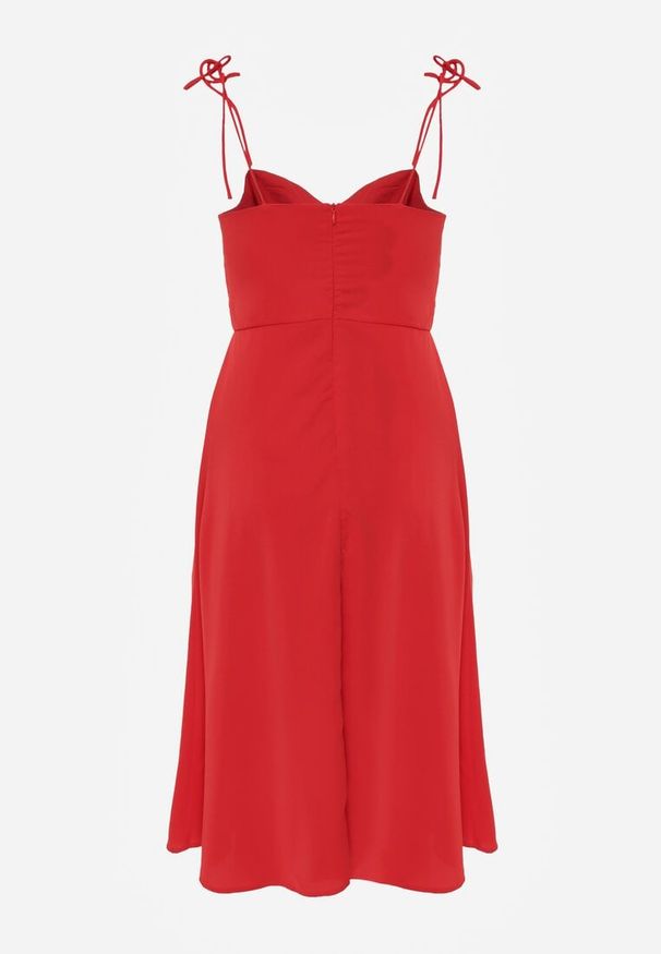 Born2be - Czerwona Rozkloszowana Sukienka na Ramiączkach z Rozcięciem Sveame. Kolor: czerwony. Długość rękawa: na ramiączkach. Wzór: aplikacja. Styl: klasyczny