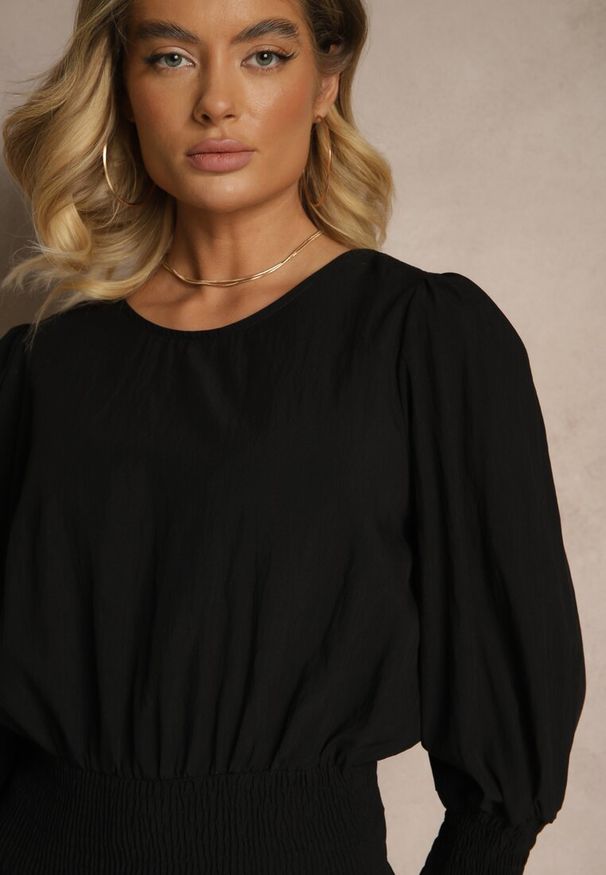 Renee - Czarna Bluzka z Wiskozą Ozdobiona Ściągaczami Tosara. Okazja: na co dzień. Kolor: czarny. Materiał: wiskoza. Długość rękawa: długi rękaw. Długość: długie. Wzór: aplikacja. Styl: casual