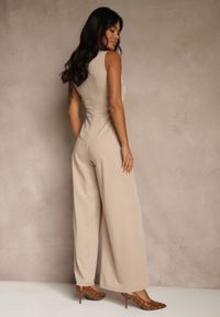 Renee - Beżowy Taliowany Kombinezon Ozdobiony Zakładkami Berinola. Okazja: na imprezę. Kolor: beżowy. Wzór: aplikacja. Styl: wizytowy, elegancki #6