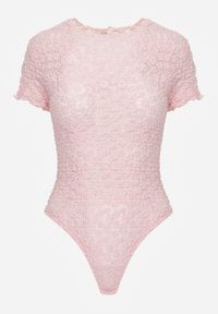 Renee - Różowe Body z Koronki z Krótkim Rękawem Dorilie. Okazja: na co dzień. Kolor: różowy. Materiał: koronka. Długość rękawa: krótki rękaw. Długość: krótkie. Wzór: koronka. Styl: casual, elegancki #2