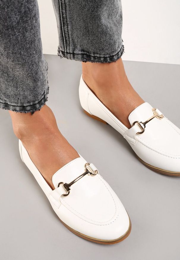 Born2be - Białe Mokasyny Cortez. Nosek buta: okrągły. Zapięcie: bez zapięcia. Kolor: biały. Szerokość cholewki: normalna. Wzór: aplikacja. Wysokość cholewki: przed kostkę. Obcas: na obcasie. Styl: elegancki, klasyczny. Wysokość obcasa: niski