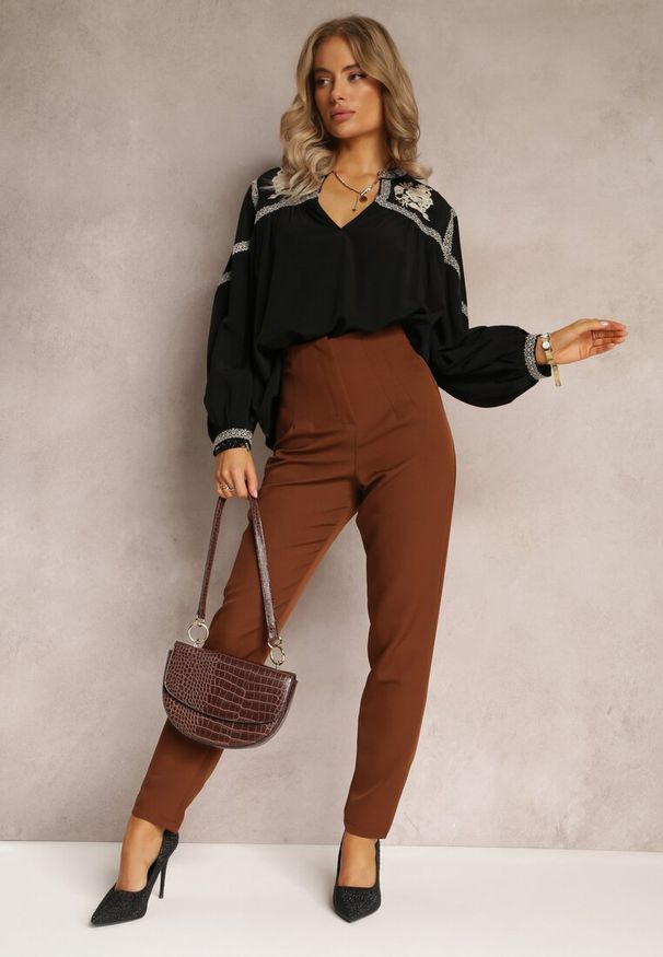 Renee - Czarna Bluzka z Bufiastym Rękawem i Kwiatowym Haftem Oluze. Okazja: na co dzień. Kolor: czarny. Materiał: jeans. Wzór: kwiaty, haft. Styl: casual, elegancki