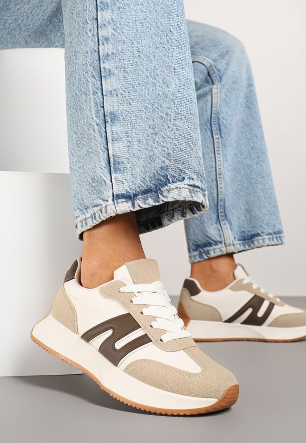 Renee - Ciemnobeżowe Sneakersy Ozdobione Geometrycznym Motywem Dalvisa. Okazja: na co dzień. Zapięcie: sznurówki. Kolor: beżowy. Wzór: aplikacja, geometria. Obcas: na płaskiej podeszwie