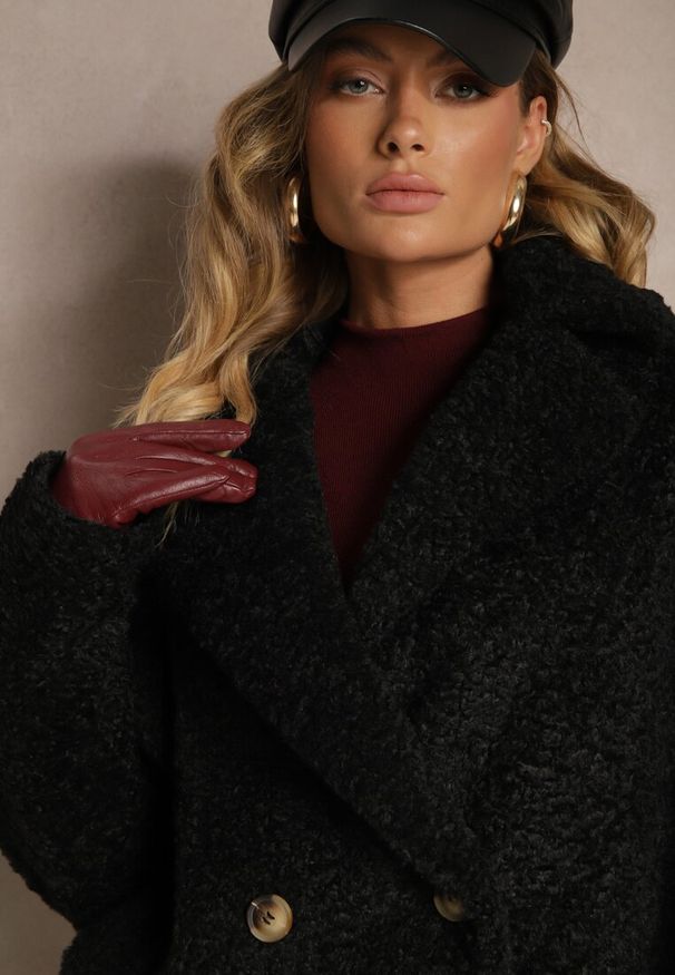 Renee - Czarna Futrzana Kurtka Typu Baranek z Ozdobnymi Paskami i Dwurzędowym Zapięciem Nikira. Okazja: na co dzień. Kolor: czarny. Materiał: futro. Długość rękawa: długi rękaw. Długość: długie. Wzór: paski. Styl: klasyczny, casual