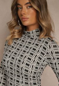 Renee - Biało-Czarna Bluzka Longsleeve z Golfem z Bawełny w Geometryczny Print Zadanevia. Okazja: na spacer, na co dzień. Typ kołnierza: golf. Kolor: biały. Materiał: bawełna. Długość rękawa: długi rękaw. Wzór: geometria, nadruk. Styl: elegancki, casual