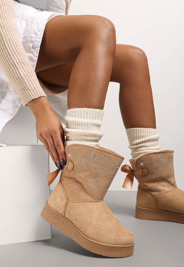 Renee - Beżowe Śniegowce Susitna. Nosek buta: okrągły. Zapięcie: bez zapięcia. Kolor: beżowy. Szerokość cholewki: normalna. Wzór: aplikacja. Wysokość cholewki: przed kolano. Materiał: futro, materiał, satyna. Sezon: zima. Styl: glamour