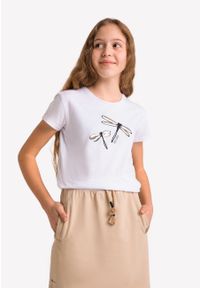 Volcano - Biała dziewczęca koszulka z ważkami T-DRAGON JUNIOR. Kolor: biały. Materiał: materiał, bawełna, włókno, skóra. Długość rękawa: krótki rękaw. Długość: krótkie. Wzór: nadruk, aplikacja, kolorowy. Sezon: jesień, lato. Styl: klasyczny #1