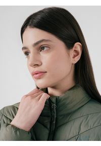 4f - 4F Kurtka puchowa z wypełnieniem syntetycznym damska - miętowa XS. Okazja: na co dzień. Typ kołnierza: kołnierzyk stójkowy. Kolor: turkusowy. Materiał: syntetyk, puch. Długość: długie. Wzór: jodełka. Styl: casual, elegancki, sportowy, klasyczny #1