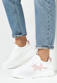 Born2be - Biało-Różowe Sneakersy na Platformie Mosila. Nosek buta: okrągły. Zapięcie: sznurówki. Kolor: biały. Materiał: materiał. Szerokość cholewki: normalna. Obcas: na platformie #1