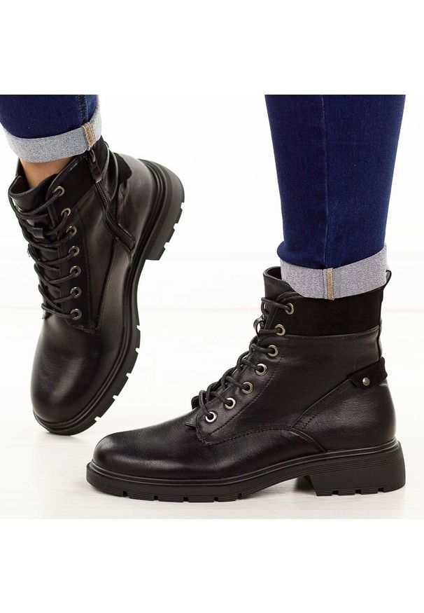 Czarne botki damskie M.Daszyński 2501-3. Nosek buta: okrągły. Zapięcie: sznurówki. Kolor: czarny. Materiał: skóra. Sezon: zima, jesień. Obcas: na obcasie