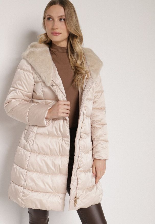 Born2be - Beżowa Długa Kurtka Ozdobiona Pikowaniem z Nieodpinanym Kapturem i Paskiem Lidaveia. Okazja: na co dzień. Kolor: beżowy. Materiał: jeans. Długość: długie. Wzór: aplikacja. Styl: elegancki, klasyczny, casual