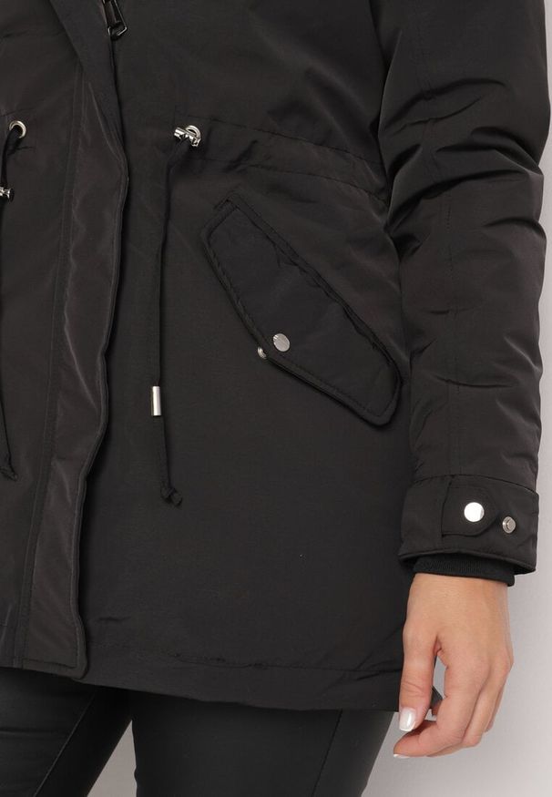 Born2be - Czarna Zimowa Kurtka Parka z Odpinanym Futerkowym Zdobieniem i Kapturem Sialinnea. Okazja: na co dzień, na spacer. Kolor: czarny. Materiał: dzianina, futro, jeans. Wzór: aplikacja. Sezon: zima. Styl: elegancki, casual