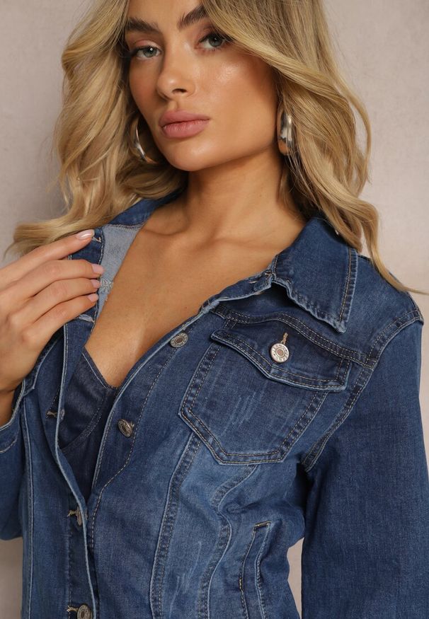 Renee - Granatowa Klasyczna Kurtka Jeansowa z Guzikami Ivonelle. Okazja: na randkę. Kolor: niebieski. Materiał: jeans. Styl: klasyczny