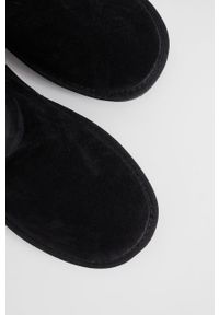 Answear Lab Śniegowce zamszowe kolor czarny. Nosek buta: okrągły. Kolor: czarny. Materiał: zamsz. Obcas: na obcasie. Styl: wakacyjny. Wysokość obcasa: niski