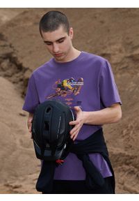 4f - 4F T-shirt relaxed z nadrukiem męski - fioletowy XL. Okazja: na co dzień. Kolor: fioletowy. Materiał: materiał, bawełna, dzianina. Wzór: nadruk. Styl: casual #1