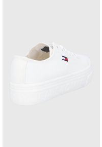 Tommy Jeans tenisówki damskie kolor biały. Nosek buta: okrągły. Zapięcie: sznurówki. Kolor: biały. Materiał: guma, bawełna. Obcas: na platformie