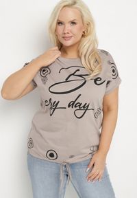 Born2be - Ciemnobeżowy Bawełniany T-shirt z Napisem Be Every Day i Ściągaczem na Dole Ableza. Okazja: na co dzień. Kolekcja: plus size. Kolor: beżowy. Materiał: bawełna. Wzór: napisy. Styl: casual #4