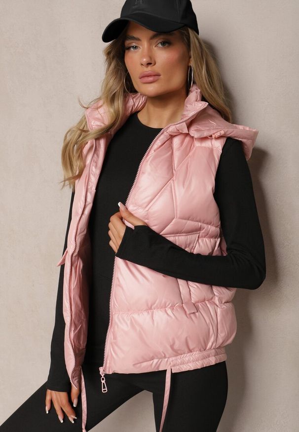 Renee - Różowa Pikowana Kamizelka z Troczkami i Odpinanym Kapturem Arrelarra. Okazja: na co dzień, na spacer. Kolor: różowy. Materiał: jeans. Styl: casual, sportowy, klasyczny, elegancki