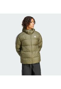 Adidas - Kurtka Essentials Midweight Down Hooded. Kolor: zielony. Materiał: materiał #1
