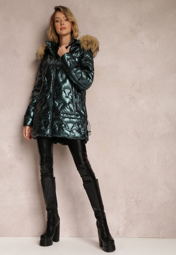 Renee - Ciemnozielona Kurtka Metaliczna z Futrzanym Kapturem Kajol. Okazja: na spacer, na co dzień. Kolor: zielony. Materiał: futro. Styl: elegancki, casual