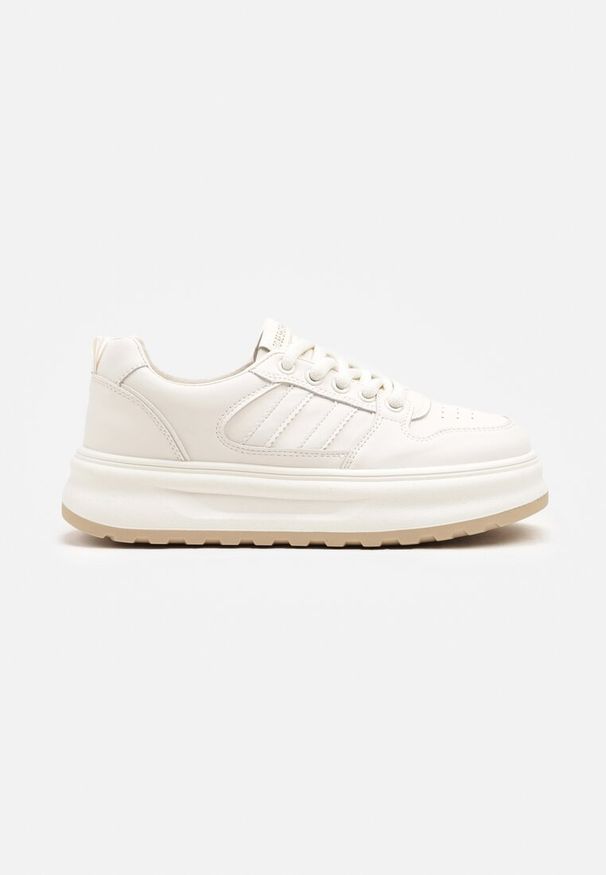 Renee - Beżowe Sneakersy z Geometrycznym Wzorem Fonawia. Okazja: na co dzień. Nosek buta: okrągły. Kolor: beżowy. Materiał: jeans. Wzór: geometria. Obcas: na płaskiej podeszwie