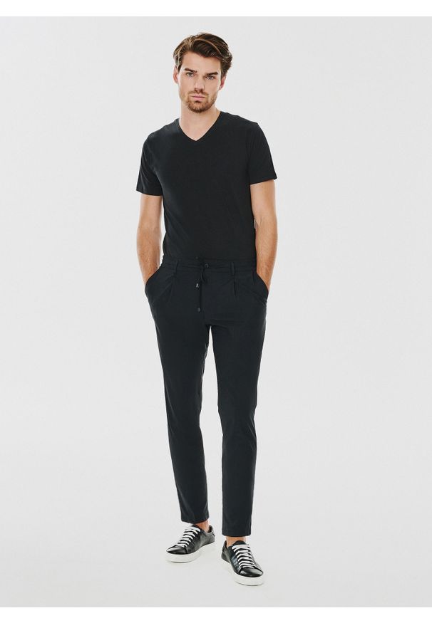 Pako Lorente - PAKO LORENTE – Czarny gładki t-shirt v-neck. Kolor: czarny, biały. Materiał: elastan, bawełna. Wzór: gładki