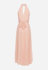 Born2be - Różowa Wieczorowa Sukienka ze Stójką Wiązana w Talii Ozdobiona Siateczką Nestasoni. Okazja: na imprezę. Typ kołnierza: kołnierzyk stójkowy. Kolor: różowy. Materiał: satyna. Długość rękawa: bez rękawów. Wzór: aplikacja. Styl: wizytowy #5