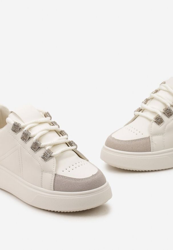 Renee - Beżowe Sznurowane Sneakersy z Ekoskóry na Grubej Podeszwie z Ozdobnymi Cyrkoniami Nevarra. Okazja: na co dzień. Kolor: beżowy. Materiał: jeans