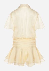 Born2be - Żółta Koszulowa Sukienka z Krótkim Rękawem i Falbankami Miradira. Okazja: na co dzień. Typ kołnierza: kołnierz z falbankami. Kolor: żółty. Długość rękawa: krótki rękaw. Wzór: aplikacja. Typ sukienki: koszulowe. Styl: elegancki, casual, klasyczny #2