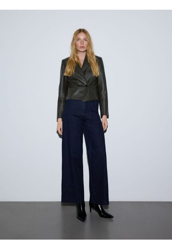 Reserved - Jeansy z paskiem - granatowy. Kolor: niebieski