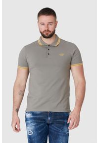 Guess - GUESS Khaki koszulka polo z wyszywanym logo. Typ kołnierza: polo. Kolor: zielony. Materiał: prążkowany. Długość rękawa: krótki rękaw #1