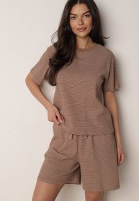 Born2be - Brązowe Bawełniane Szorty Dresowe w Drobne Paseczki Wiązane na Sznurki Loregune. Okazja: do domu, na co dzień. Kolor: brązowy. Materiał: bawełna, dresówka. Długość: krótkie. Wzór: gładki. Styl: elegancki, klasyczny, casual #1