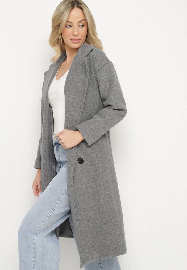 Born2be - Szary Płaszcz Dwurzędowy Wiązany Vepha. Okazja: na wesele, na co dzień, na ślub cywilny. Kolor: szary. Materiał: jeans, poliester. Wzór: aplikacja. Styl: wizytowy, casual, klasyczny