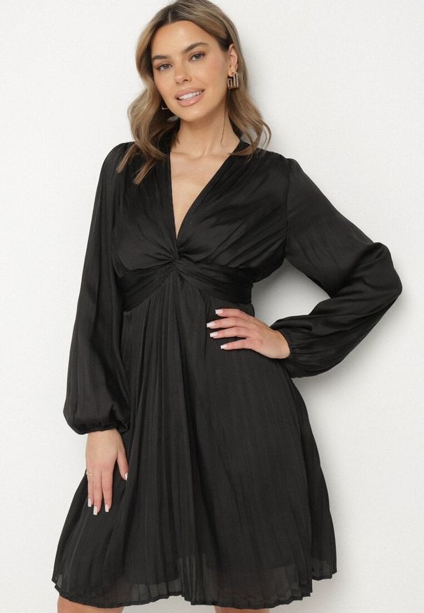 Born2be - Czarna Rozkloszowana Sukienka Plisowana z Marszczeniem i Dekoltem w Serek Aladwen. Okazja: na co dzień. Typ kołnierza: dekolt w serek. Kolor: czarny. Materiał: poliester. Typ sukienki: rozkloszowane, proste. Styl: casual, elegancki