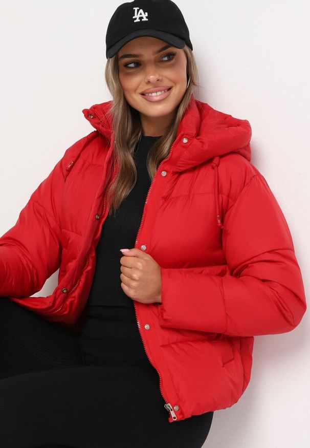 Born2be - Czerwona Pikowana Kurtka Puffer z Kapturem Miviera. Okazja: na co dzień, na spacer, do pracy, na spotkanie biznesowe. Typ kołnierza: kaptur. Kolor: czerwony. Materiał: dzianina, jeans. Sezon: zima. Styl: biznesowy, casual, elegancki