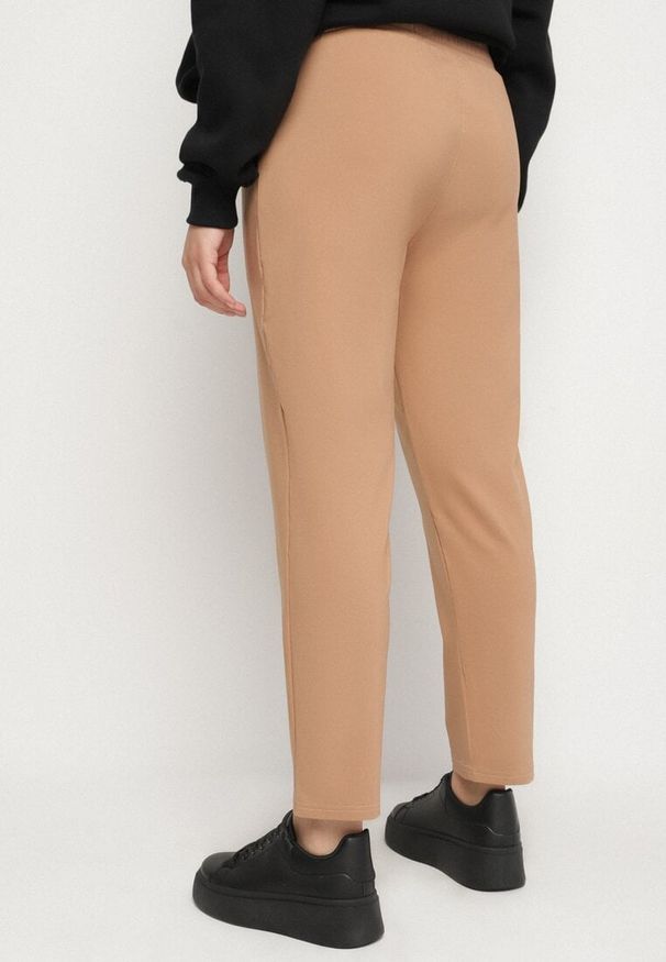 Born2be - Beżowe Spodnie z Bawełny Ozdobione Sznurkiem z Napisem Olemira. Okazja: na co dzień. Kolor: beżowy. Materiał: bawełna. Wzór: napisy, aplikacja. Styl: casual