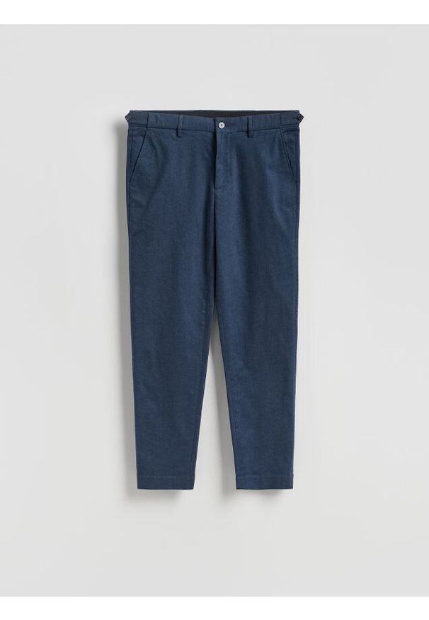 Reserved - Spodnie chino slim - granatowy. Kolor: niebieski. Materiał: tkanina, bawełna