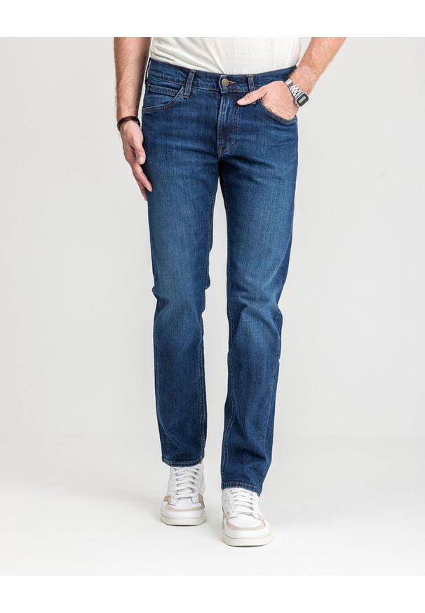 Lee - LEE DAREN MĘSKIE SPODNIE JEANSOWE REGULAR STRAIGHT L707KNDD 112118219. Okazja: na co dzień, do pracy. Długość: krótkie. Wzór: jednolity, napisy. Sezon: wiosna, lato, jesień. Styl: casual, klasyczny