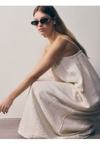 Reserved - Sukienka midi z muślinu - złamana biel. Materiał: bawełna, tkanina. Długość: midi #1