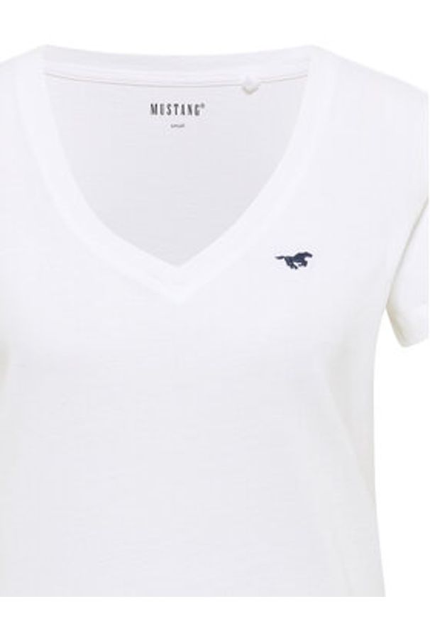 Mustang T-Shirt Beverly 1016517 Biały Slim Fit. Kolor: biały. Materiał: bawełna