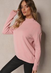 Renee - Jasnoróżowy Golf z Eleganckim Zapięciem na Ramieniu Ozdobiony Cyrkoniami przy Guzikach Maririna. Okazja: na co dzień, na spotkanie biznesowe, do pracy. Typ kołnierza: golf. Kolor: różowy. Materiał: jeans. Długość rękawa: długi rękaw. Długość: długie. Wzór: aplikacja. Styl: elegancki #4