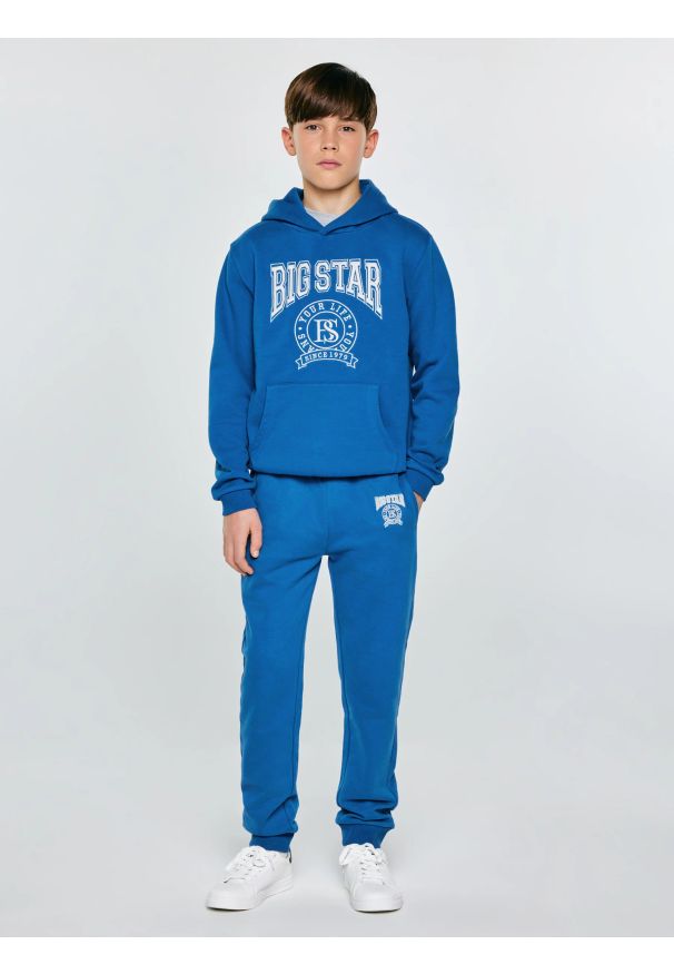 Big-Star - Spodnie chłopięce dresowe niebieskie Lamenp 402. Okazja: na co dzień, na uczelnię. Kolor: niebieski. Materiał: dresówka. Wzór: haft. Styl: sportowy, casual, młodzieżowy