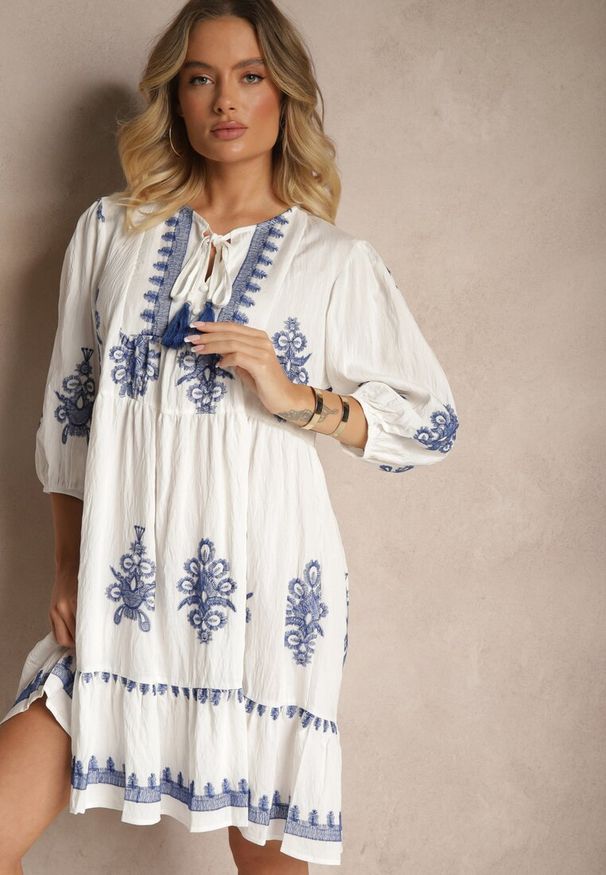 Renee - Biała Sukienka z Wiskozą w Stylu Boho o Rozkloszowanym Kroju z Haftem Miredia. Okazja: na co dzień, na spacer. Typ kołnierza: dekolt w kształcie V. Kolor: biały. Materiał: wiskoza. Wzór: haft. Typ sukienki: proste. Styl: boho
