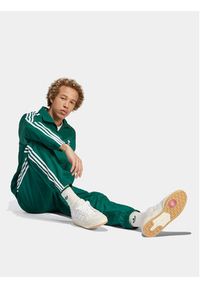 Adidas - adidas Spodnie dresowe Adicolor Woven Firebird IT2497 Zielony Regular Fit. Kolor: zielony. Materiał: syntetyk
