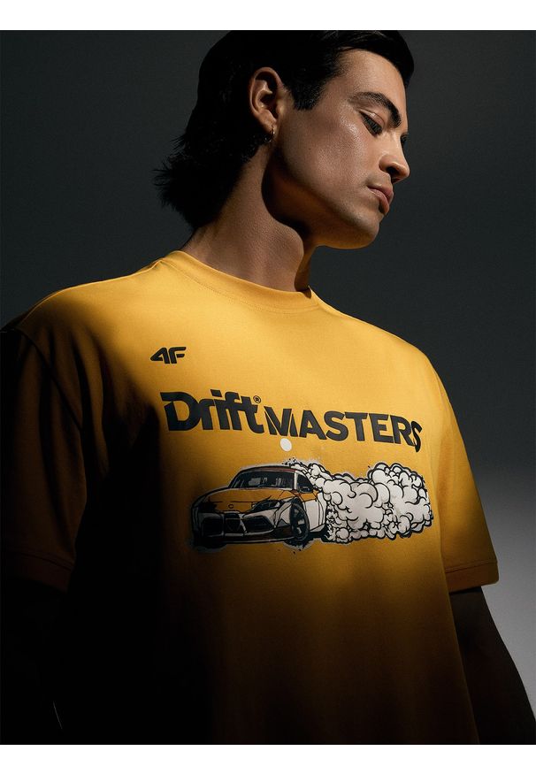 4f - 4F T-shirt regular z nadrukiem uniseks 4F x Drift Masters - żółty L. Okazja: na co dzień. Kolor: żółty. Materiał: materiał, bawełna, jersey, dzianina. Długość rękawa: krótki rękaw. Długość: krótkie. Wzór: nadruk. Styl: sportowy, klasyczny, casual