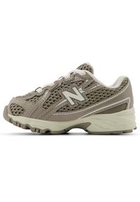 Buty niemowlęce New Balance IZ740SA – brązowe. Kolor: brązowy. Materiał: materiał, syntetyk. Szerokość cholewki: normalna. Sezon: lato #4