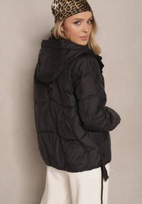 Renee - Czarna Kurtka z Kapturem Sznurkami i Ozdobnymi Przeszyciami Karedia. Okazja: na co dzień. Typ kołnierza: kaptur. Kolor: czarny. Materiał: jeans. Styl: sportowy, casual #5