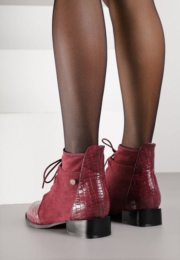 Renee - Bordowe Sznurowane Botki do Kostki Vices Zdobione Tłoczeniem Skóry Węża Wedvire. Okazja: na co dzień. Kolor: czerwony. Materiał: skóra. Szerokość cholewki: normalna. Wzór: aplikacja. Styl: casual
